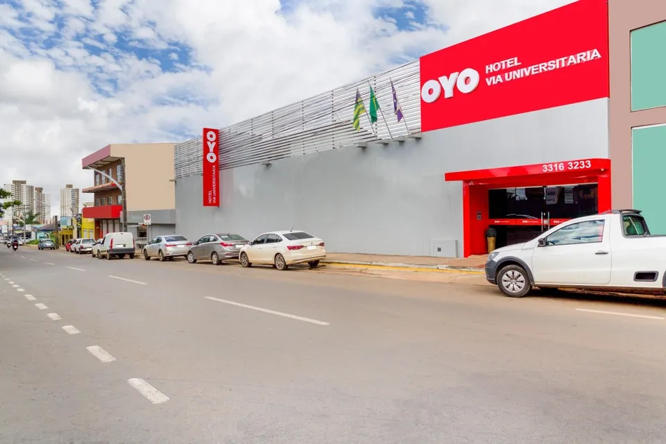 Fachada do OYO Hotel Via Universitária